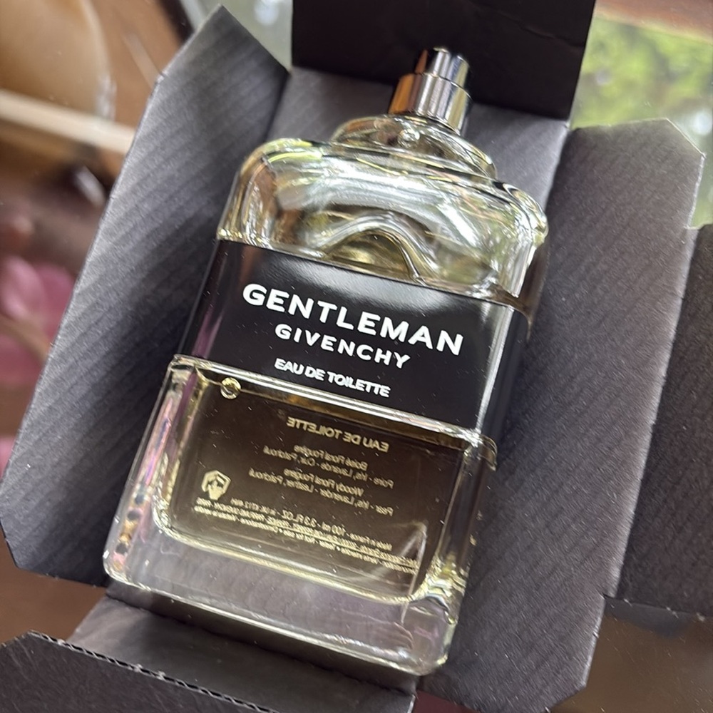 Givenchy Gentleman Eau de Toilette in Black and Clear - Picture 7 of 8